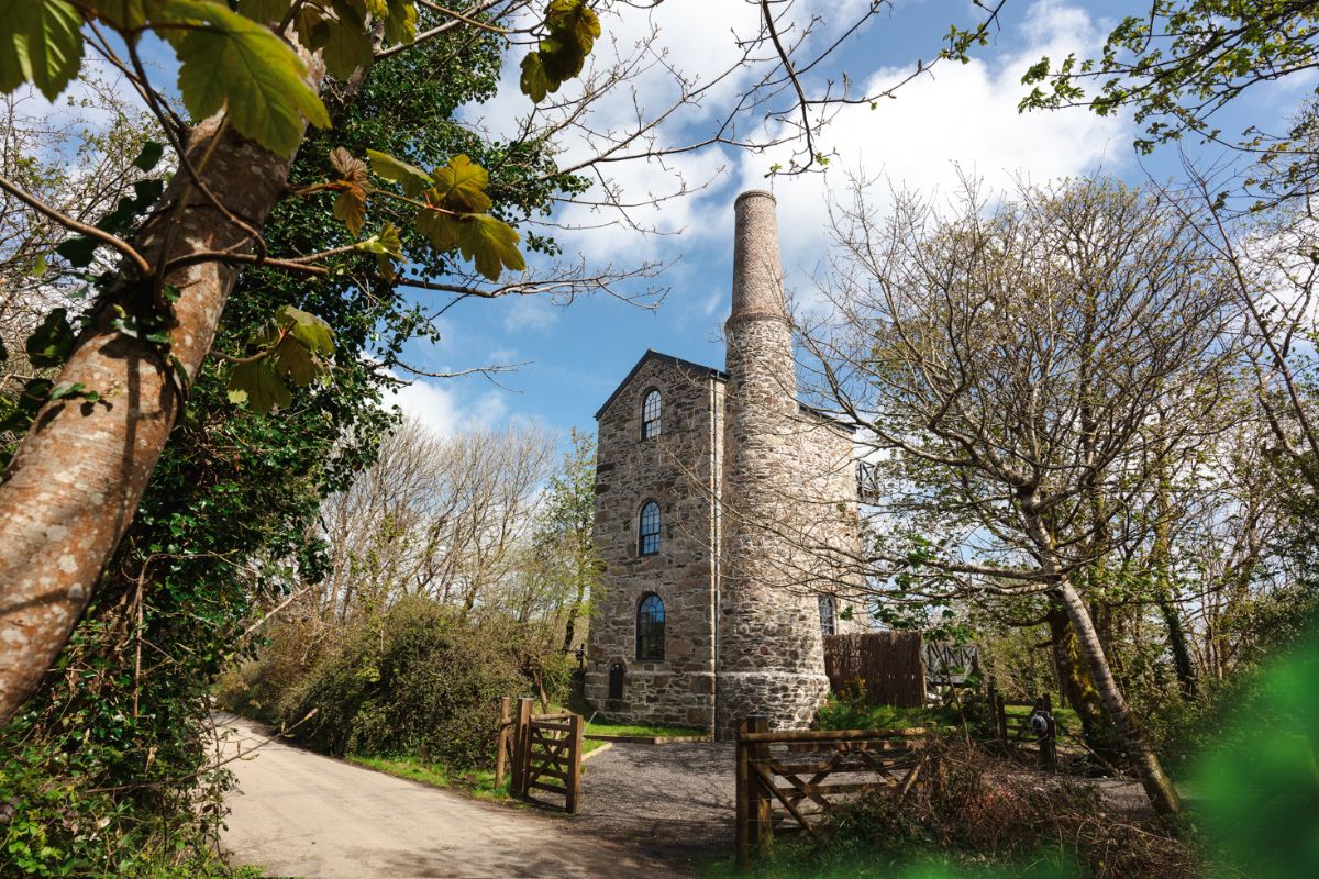 What are the benefits of travelling in the UK?